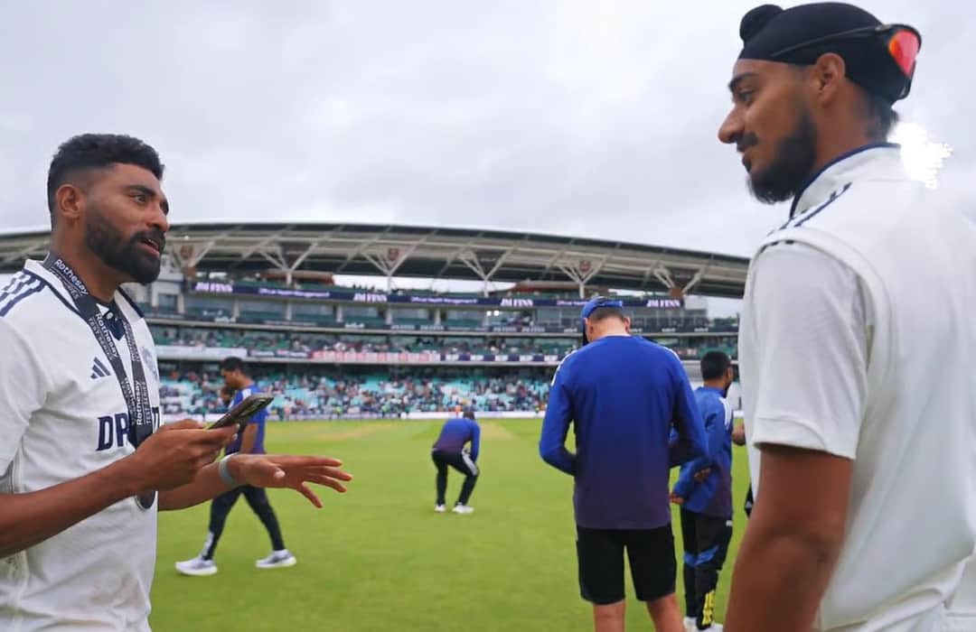 Arshdeep showing Siraj how to make Instagram reels 